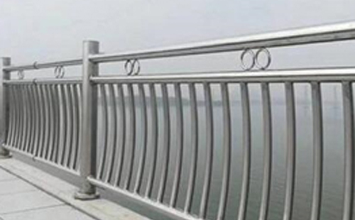 高原环境下安全与美观并重：不锈钢护栏的选型与应用建议